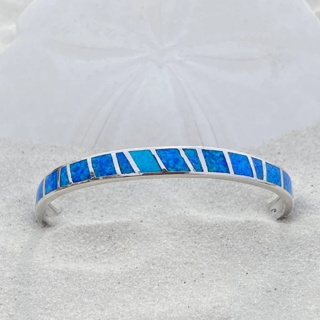 Silverarmband med blå opal och förfinade detaljer