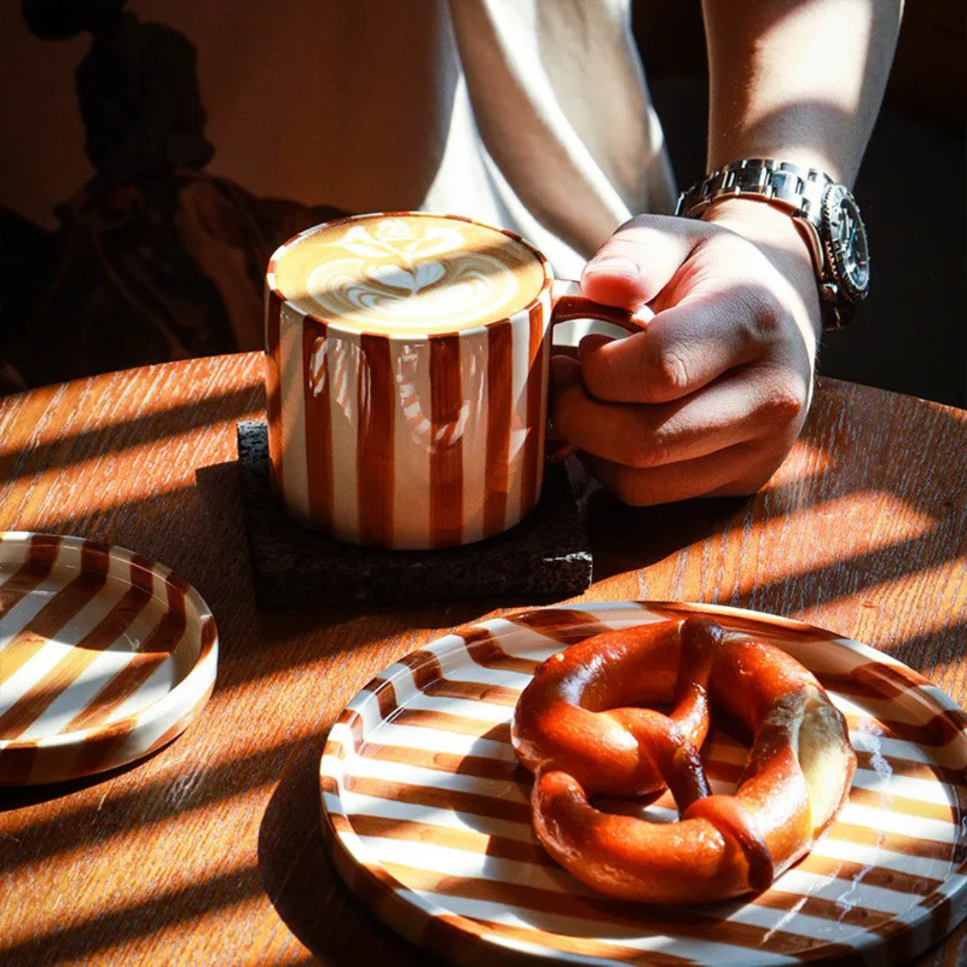 RetroChic kaffeset i keramik | Handmålad kopp och fat för sofistikerade dryckesstunder