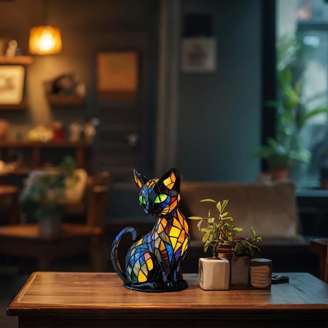 Dekorativ kattformad lampa med mosaikdesign och varmt stämningsljus – elegant heminredning
