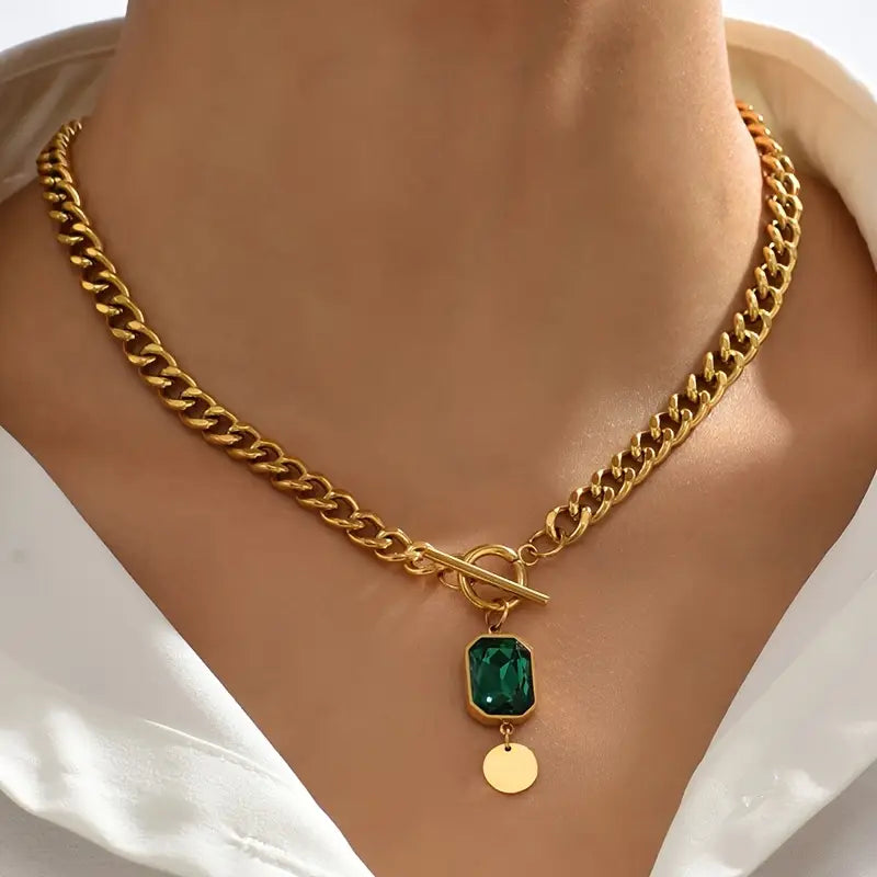 Elegant guldhalsband med smaragdhänge