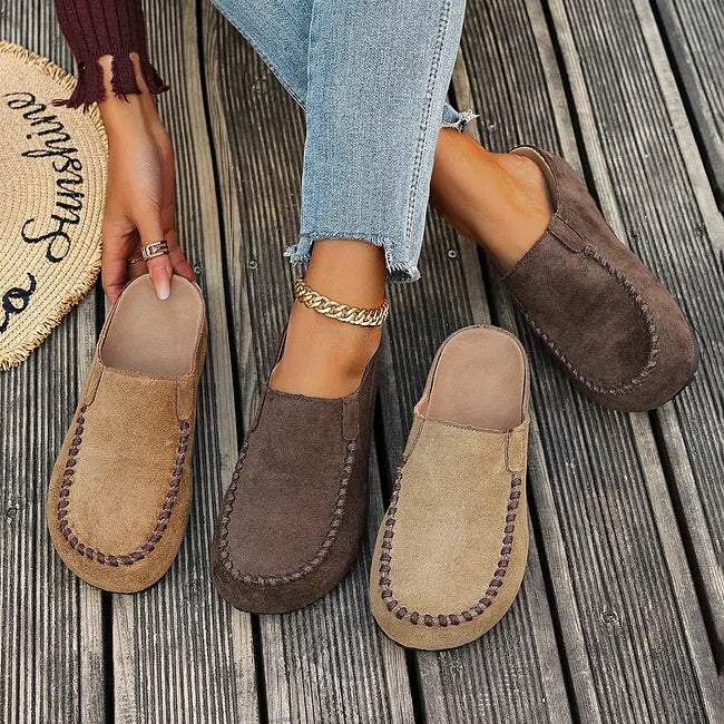 Ortopediska slip-in-sandaler i läder med mjuk mockaliknande ovandel och platt sula