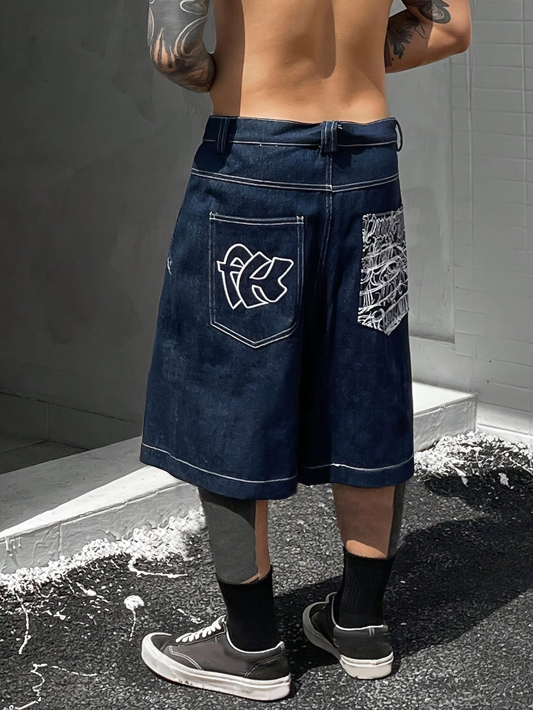 Vardagsbermudas i denim med elegant blomsterbroderi
