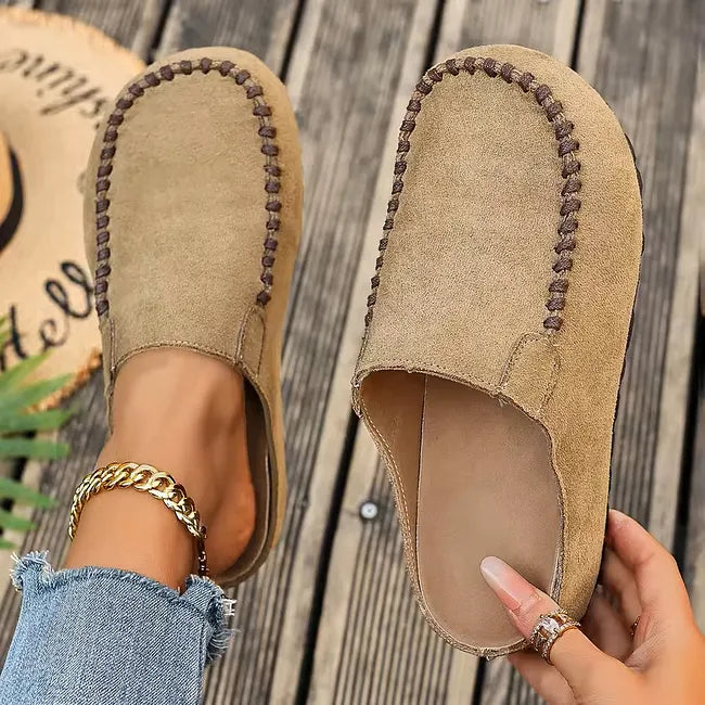 Ortopediska slip-in-sandaler i läder med mjuk mockaliknande ovandel och platt sula