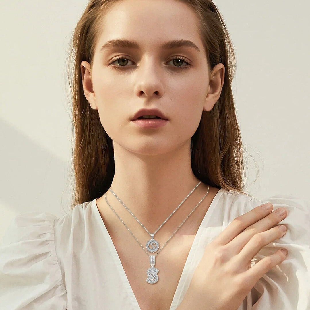 Elegant initialhalsband i vitguld med pavéstenar
