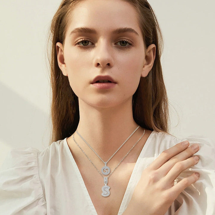 Elegant initialhalsband i vitguld med pavéstenar