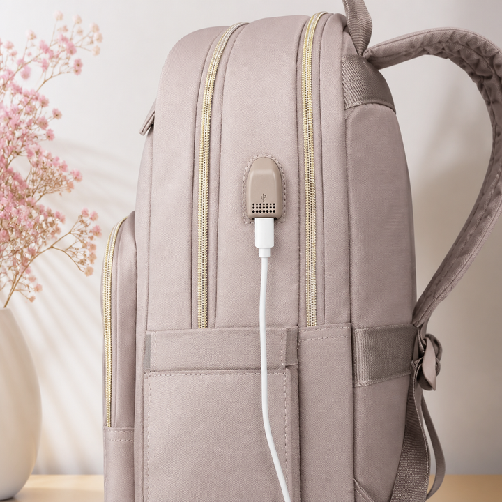 Stilren tech-ryggsäck för dam – USB & 15.6" – Carriro