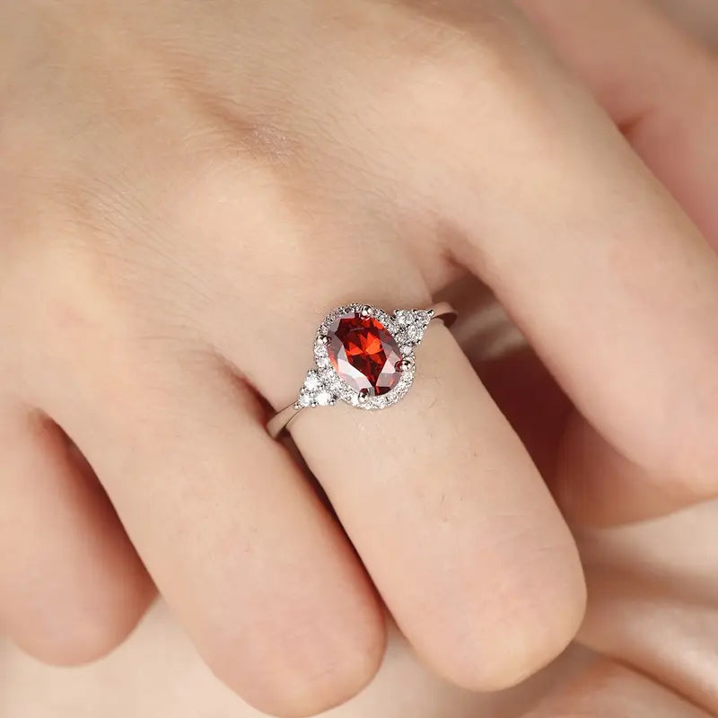 Elegant ring i vitguld med diskret zirkoniadetalj