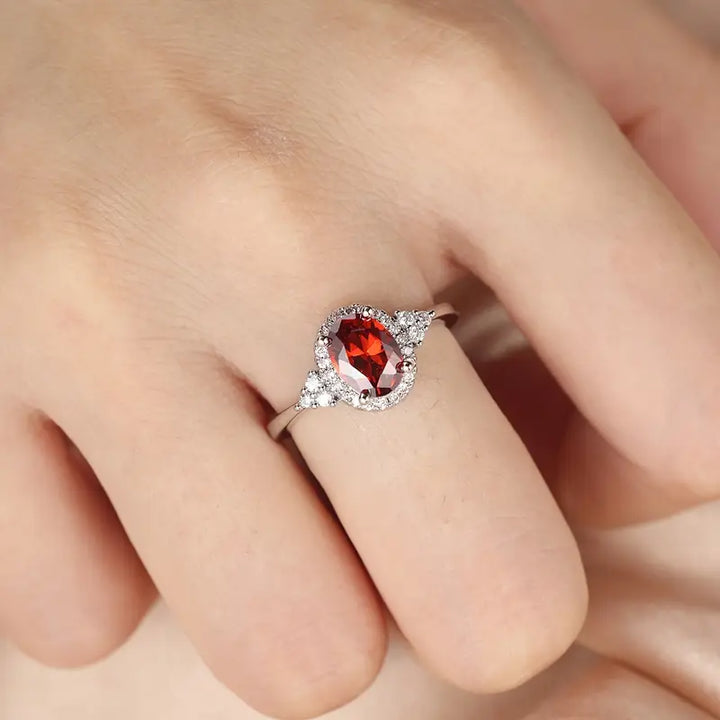 Elegant ring i vitguld med diskret zirkoniadetalj