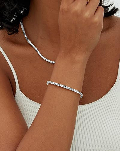 Elegant tennisarmband i vitguld med förfinad glans