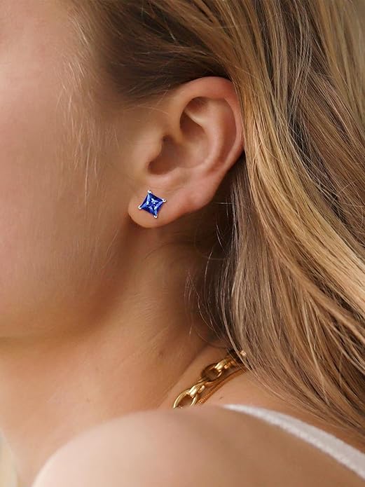 Eleganta örhängen i vitguld med safir i princesslipning