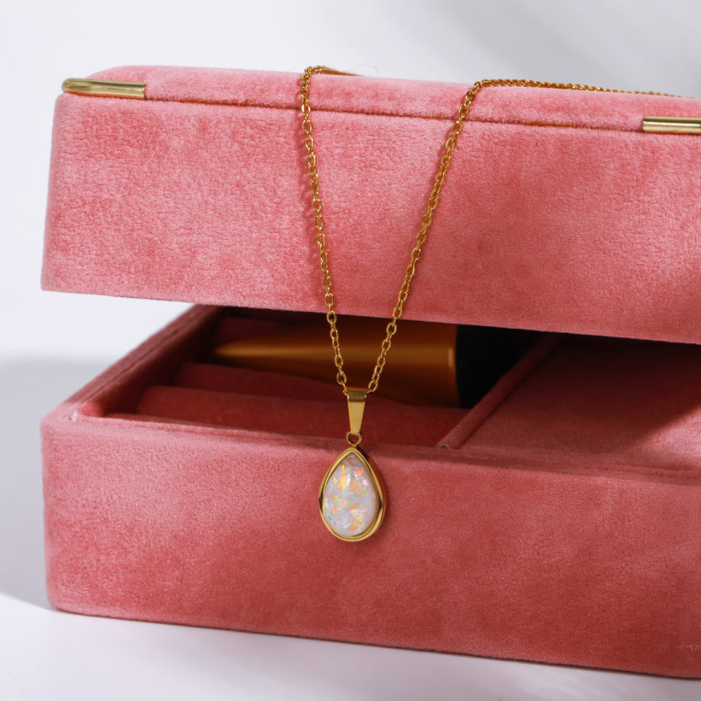 Halsband med droppformat hänge i 18K naturlig opal - Eloise
