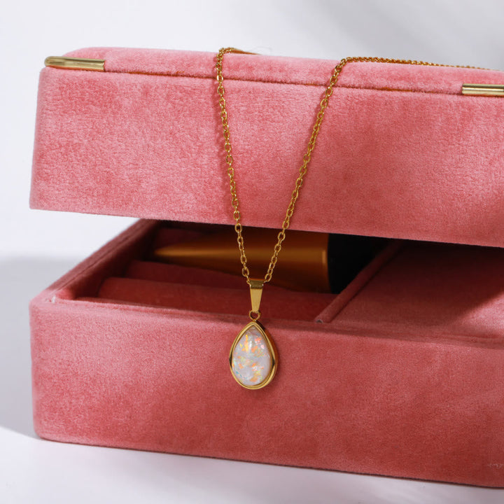 Halsband med droppformat hänge i 18K naturlig opal - Eloise