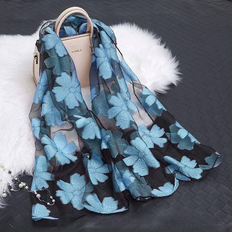 Sidenscarf med snittblomsmönster och tomt mönster