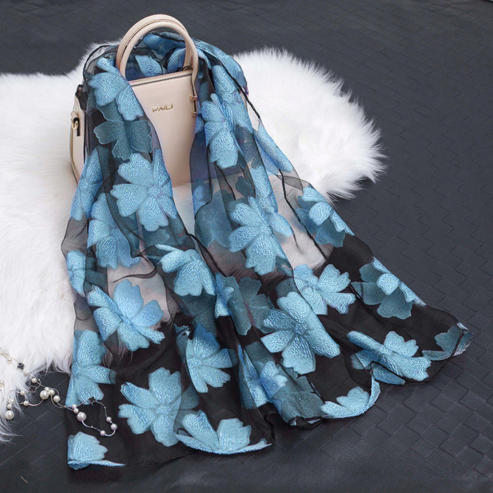 Sidenscarf med snittblomsmönster och tomt mönster