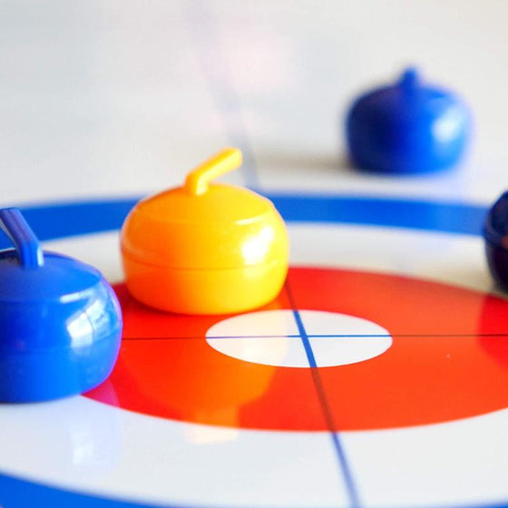 Miniatyrcurling för hemmet med halksäkra stenar och magnetiska klubbor