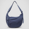 Blå axelväska i nylon med justerbar crossbody-rem