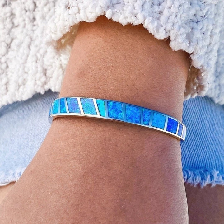 Silverarmband med blå opal och förfinade detaljer