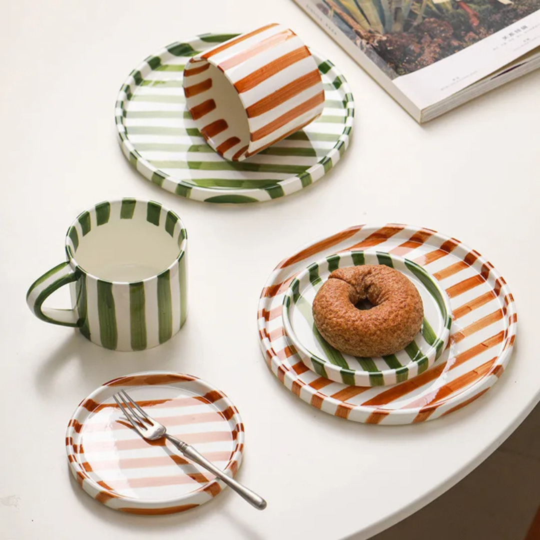 RetroChic kaffeset i keramik | Handmålad kopp och fat för sofistikerade dryckesstunder