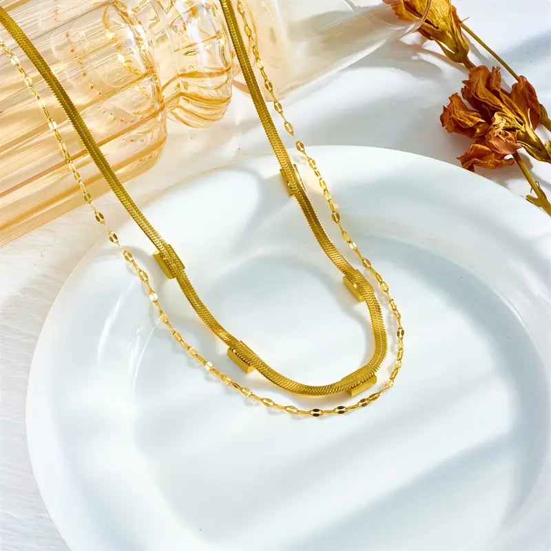 Guldhalsband i dubbla lager med elegant design