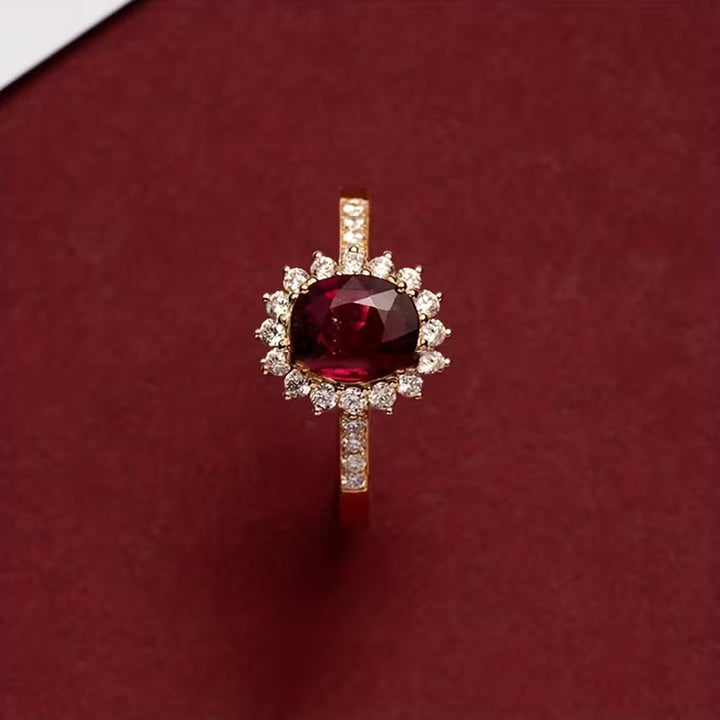 Elegant guldring med röd zirkonia