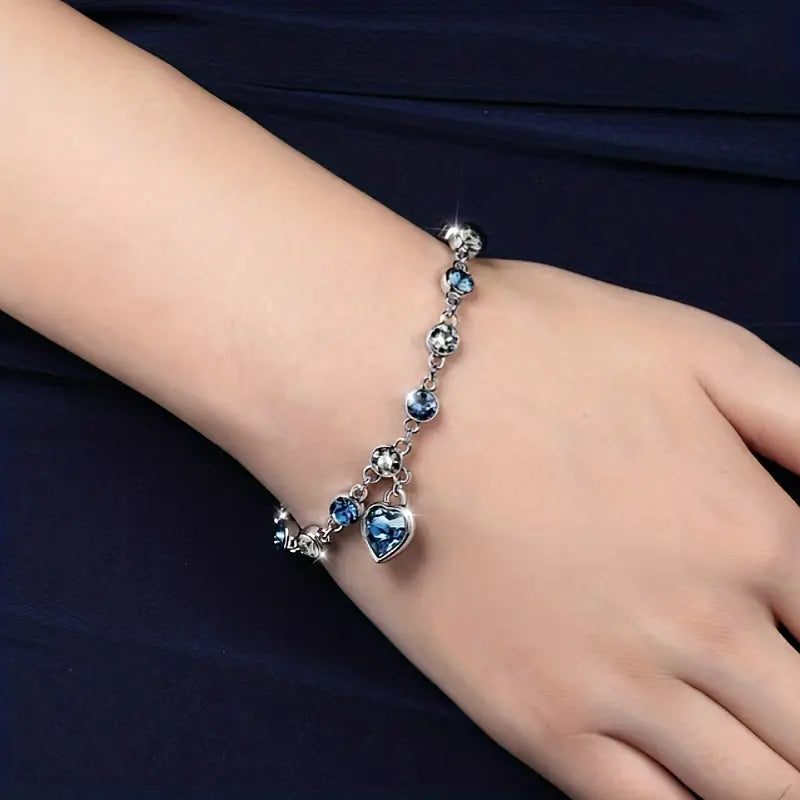 Armband i vitguld med mjuk glans och hjärta