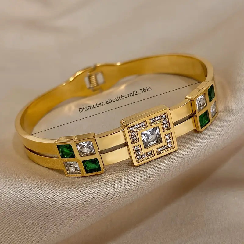 Elegant guldarmband med förfinade detaljer