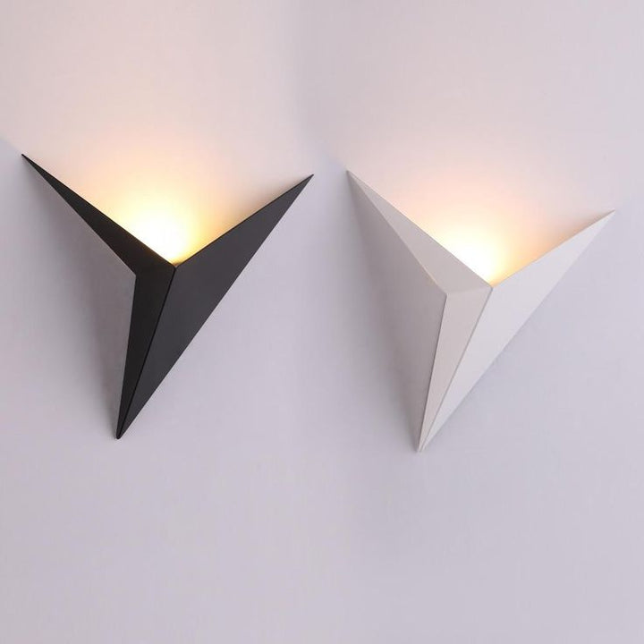 Modern triangulär vägglampa - TrigoLux