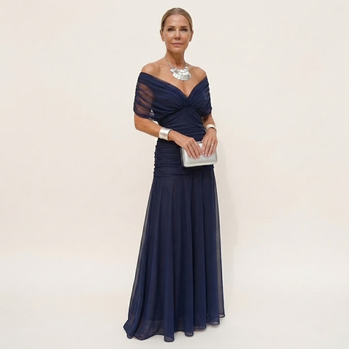 Lång, elegant, böljande damklänning – V-ringning, förfinad design