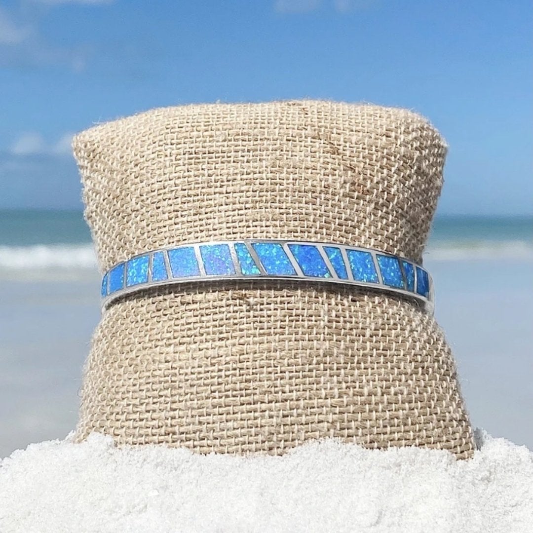 Silverarmband med blå opal och förfinade detaljer