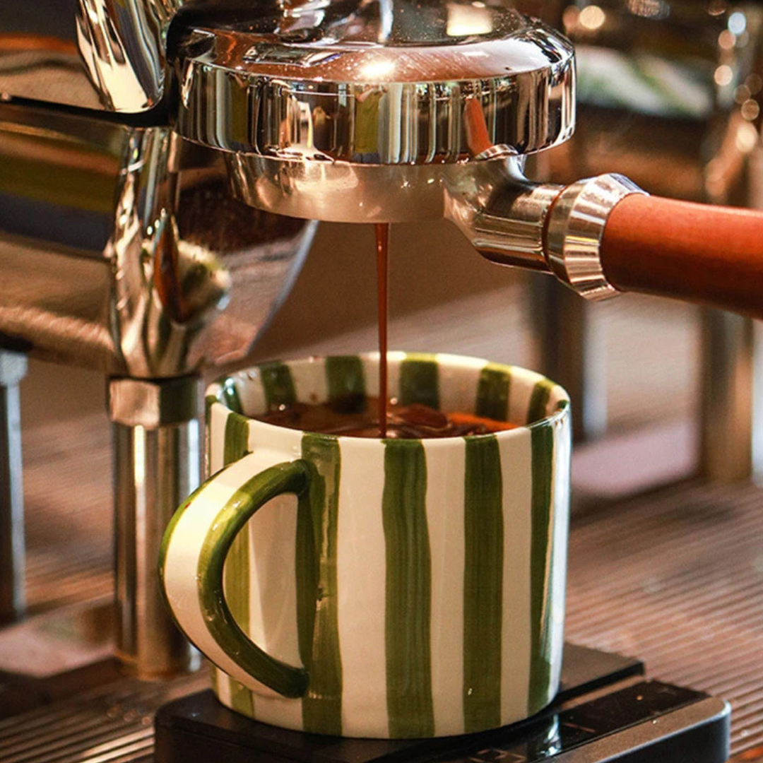 RetroChic kaffeset i keramik | Handmålad kopp och fat för sofistikerade dryckesstunder