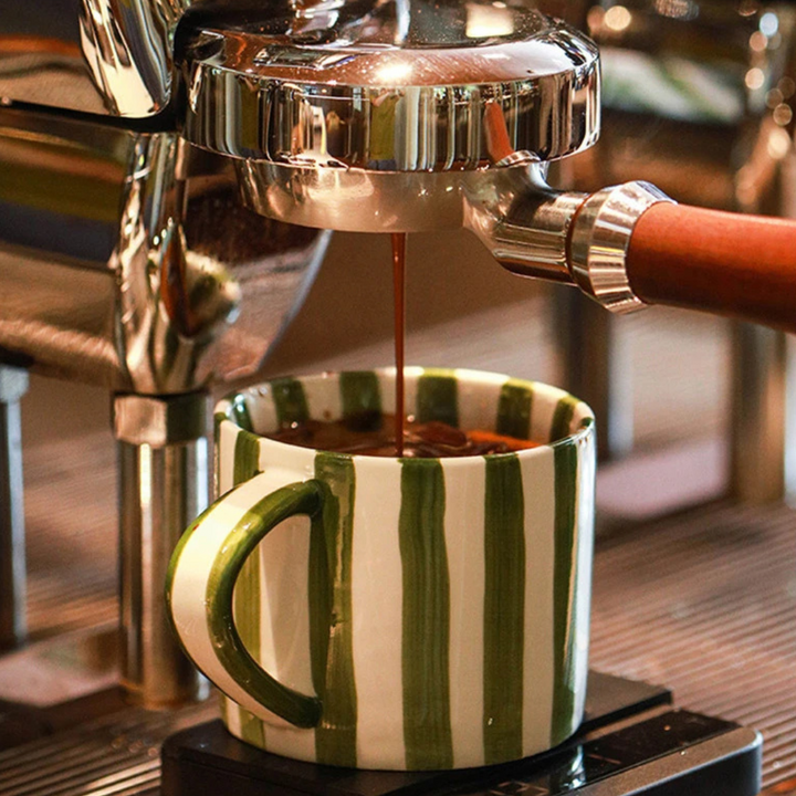 RetroChic kaffeset i keramik | Handmålad kopp och fat för sofistikerade dryckesstunder
