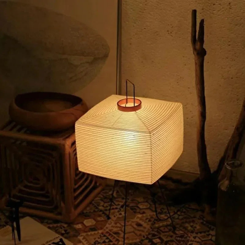 Golvlampa i papper i modern stil