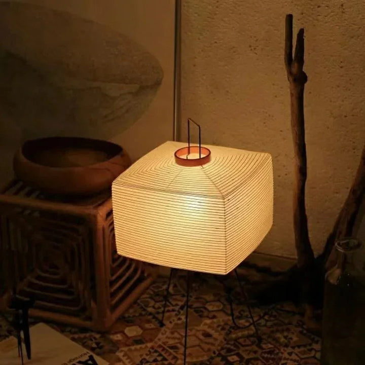 Golvlampa i papper i modern stil