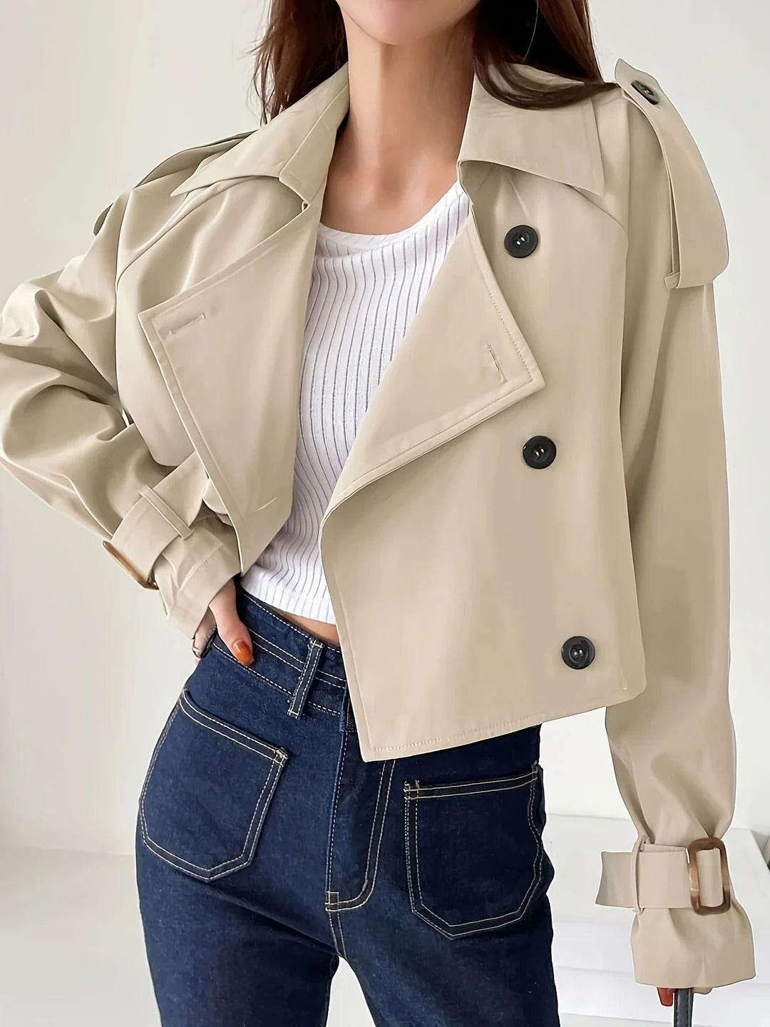 Avslappnad kort trenchcoat