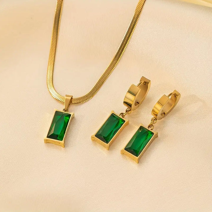 Elegant guldhalsband med måne och zirkonia