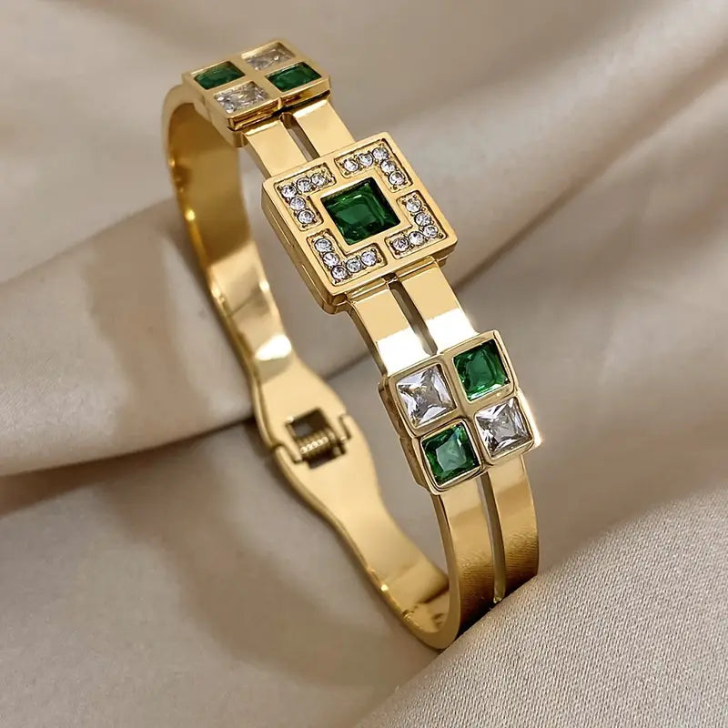 Elegant guldarmband med förfinade detaljer