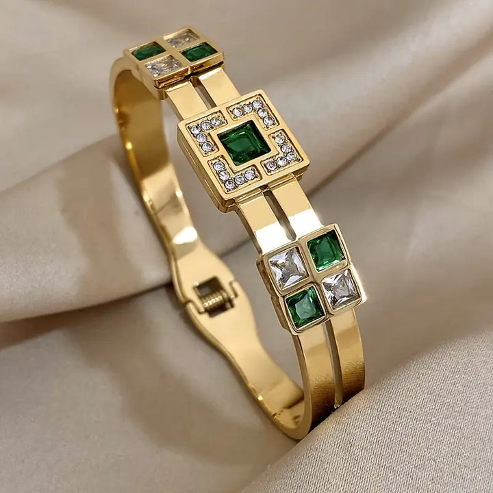 Elegant guldarmband med förfinade detaljer