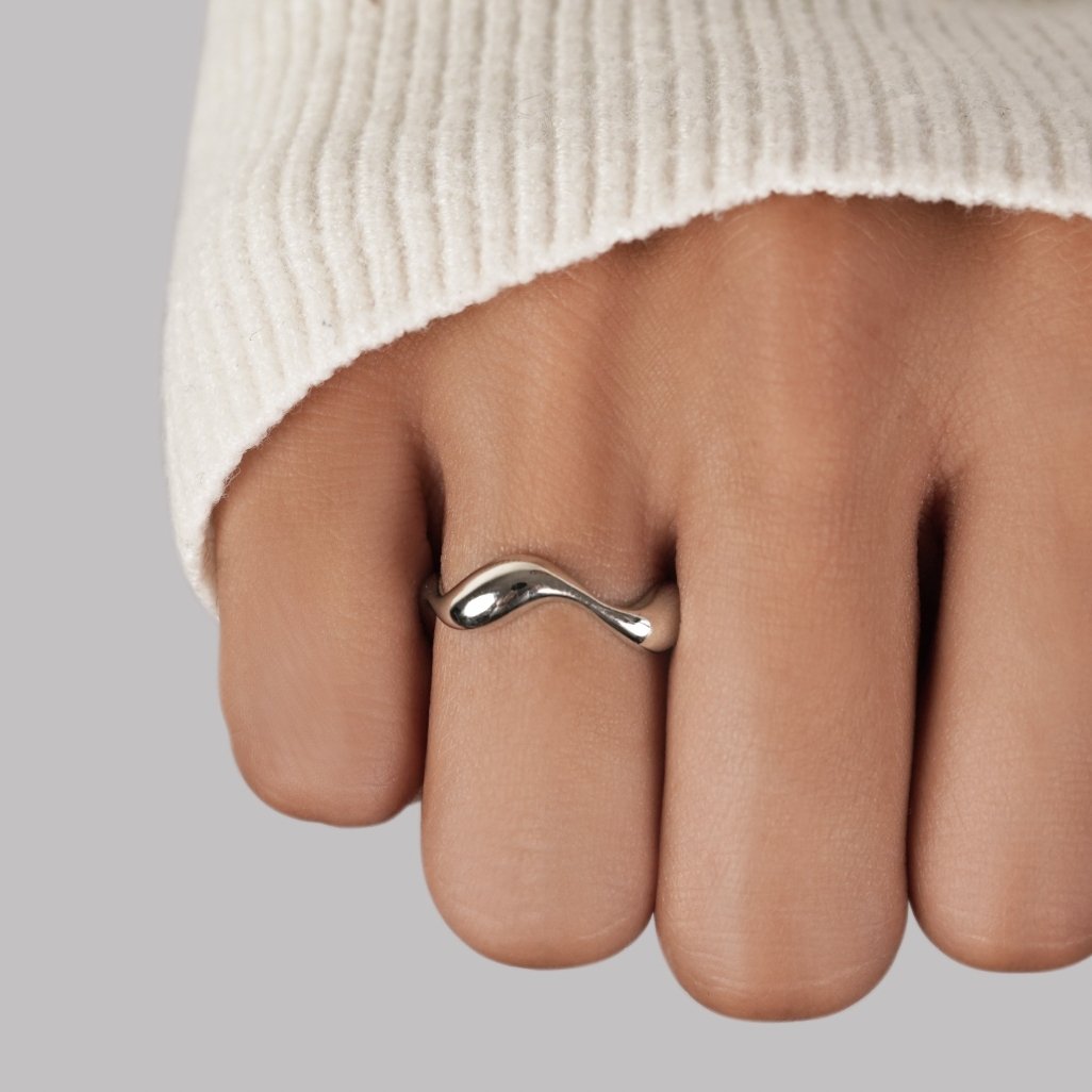 Elegant silverring med våg och förfinade linjer