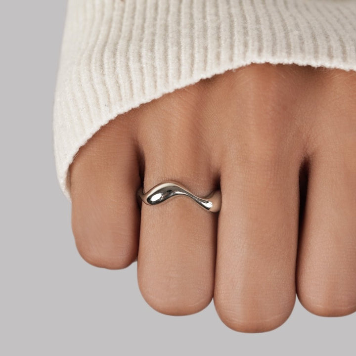 Elegant silverring med våg och förfinade linjer