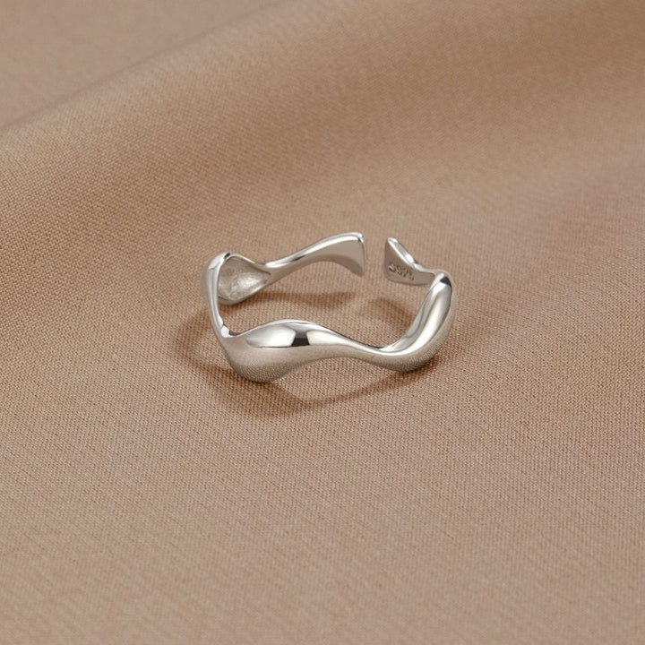 Elegant silverring med våg och förfinade linjer