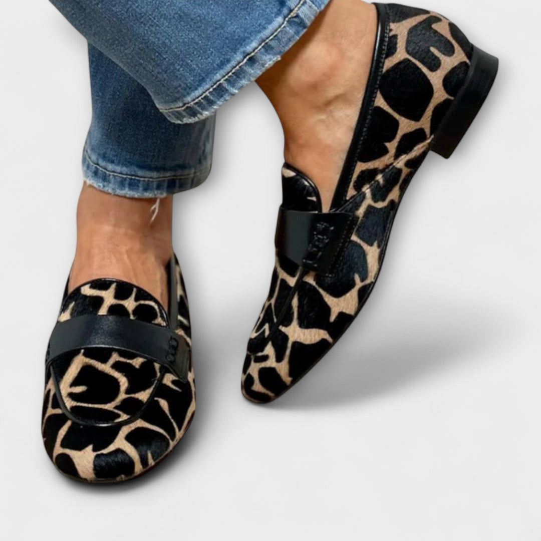 Loafers med leopardmönster och kontrastbeslag | Strukturerad slip-on-sko