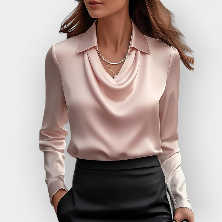 Elegant satinblus med vattenfallskrage