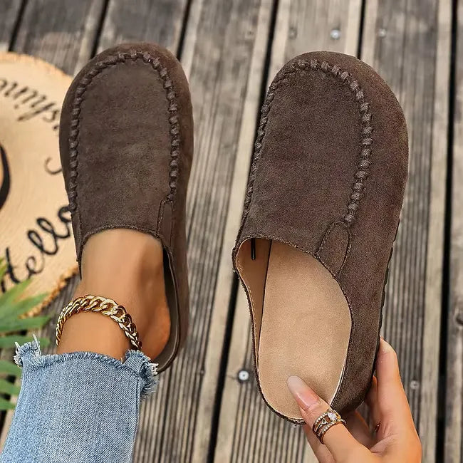 Ortopediska slip-in-sandaler i läder med mjuk mockaliknande ovandel och platt sula
