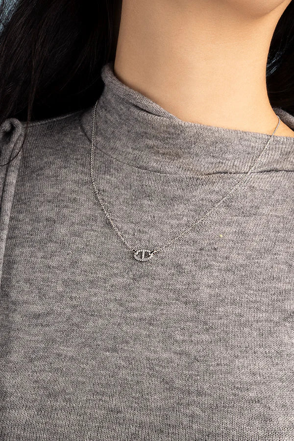Halsband i vitguld med mjuk glans och delikat länk