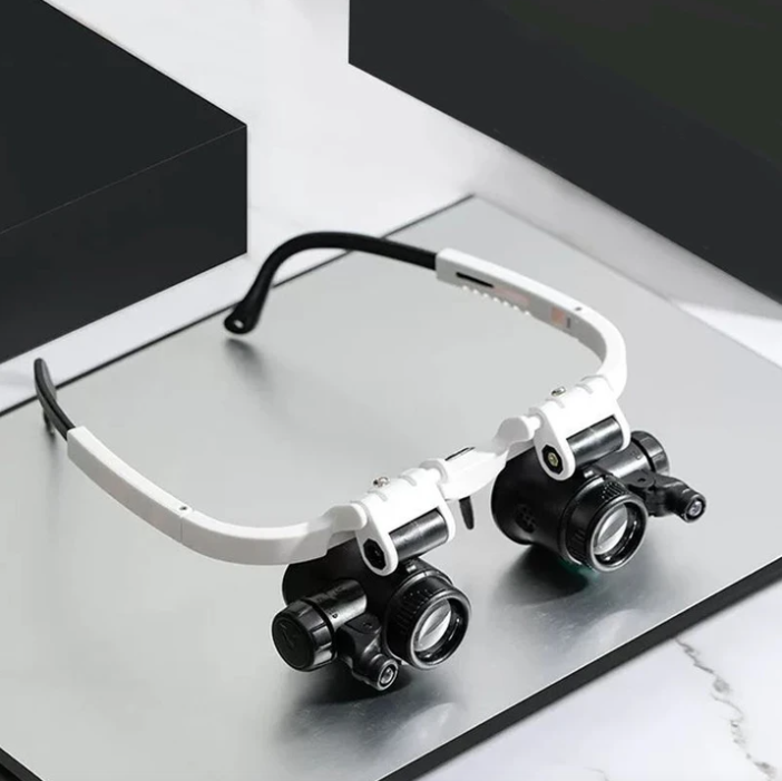 MagnifiView Pro | Justerbara LED-förstoringsglasögon med 8x, 15x och 23x linser
