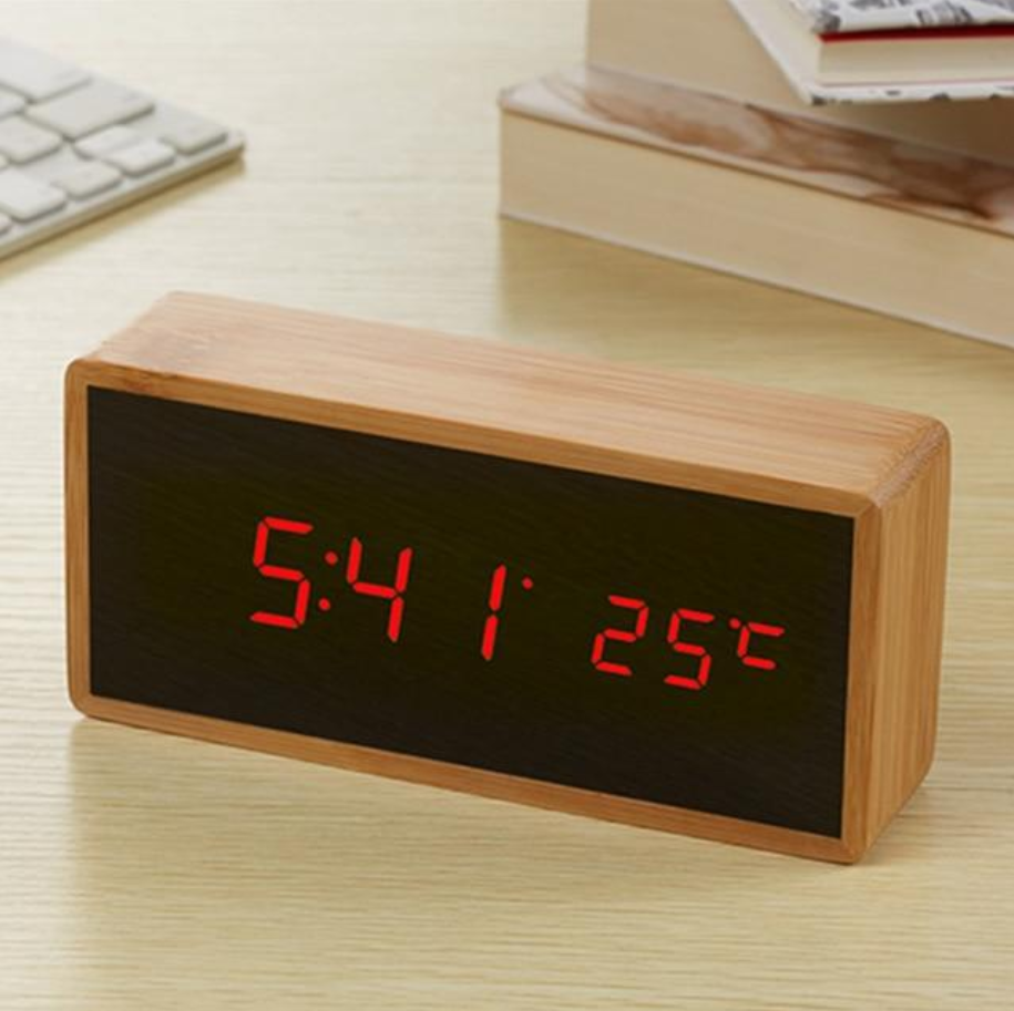 Digital väckarklocka i trä med LED-display – tid och temperatur