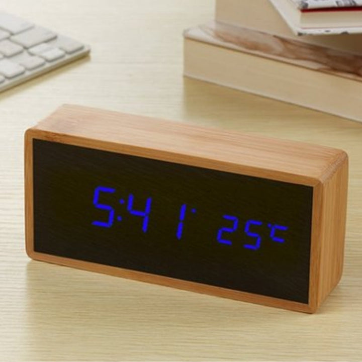 Digital väckarklocka i trä med LED-display – tid och temperatur