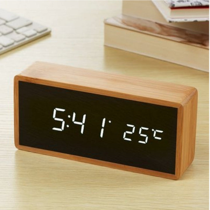 Digital väckarklocka i trä med LED-display – tid och temperatur