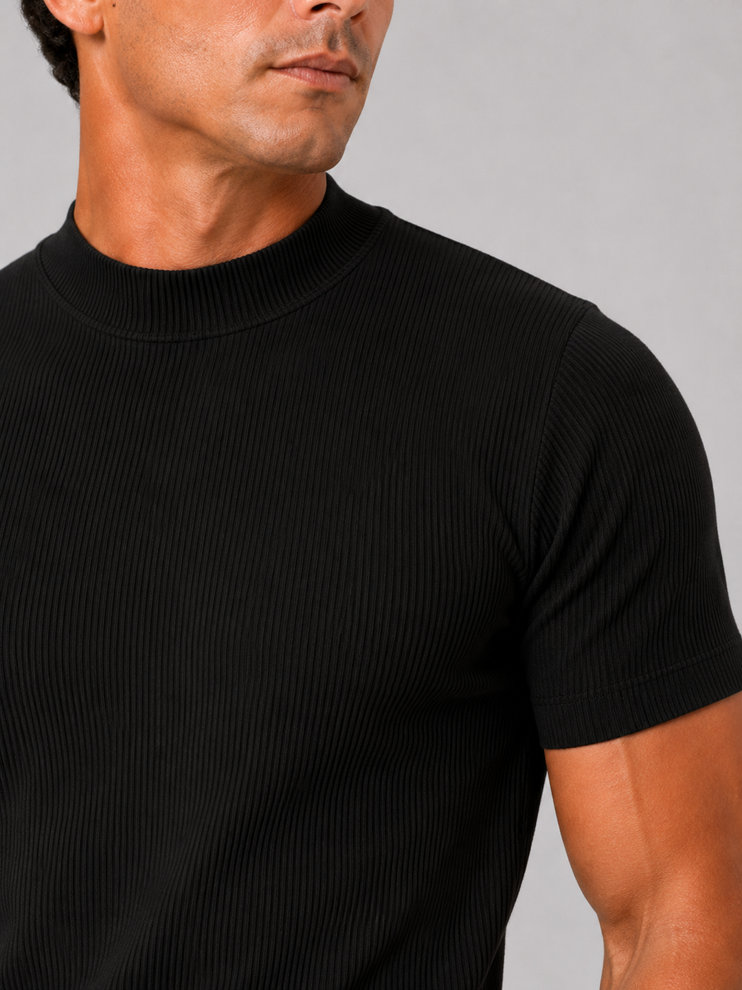 Ribbstickad herr-t-shirt med stå-krage – figurnära stretchtopp med korta ärmar