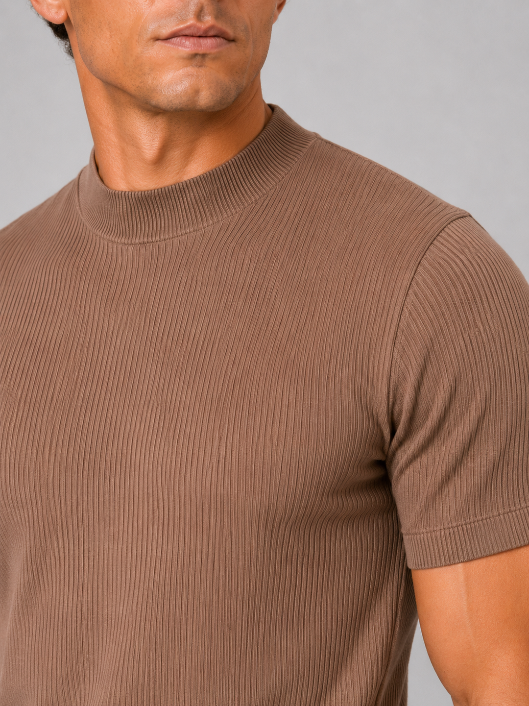 Ribbstickad herr-t-shirt med stå-krage – figurnära stretchtopp med korta ärmar